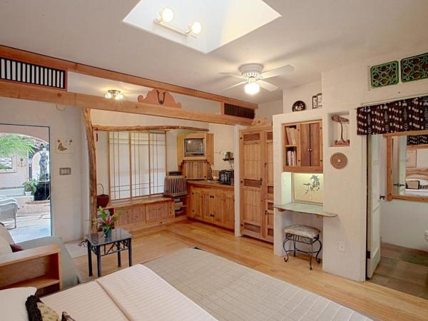 Les Artistes Inn : photo 7 de la chambre chambre lit king-size - vue sur jardin