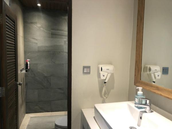 Celosia Chiang Mai Hotel : photo 9 de la chambre chambre double avec balcon (bâtiment a)