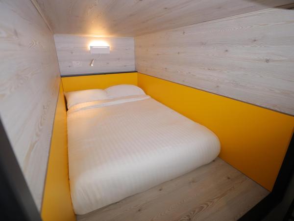 Revolver : photo 3 de la chambre double kapuseru capsule in a suite for 8 - shared facilities 