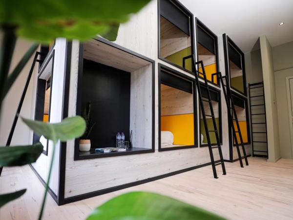 Revolver : photo 2 de la chambre solo kapuseru capsule in a suite for 8 - shared facilities 