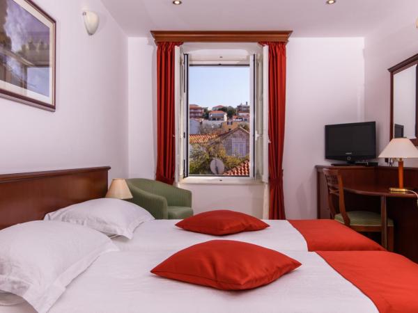 Heritage Hotel Vila Sikaa : photo 2 de la chambre chambre lits jumeaux supérieure - vue sur jardin