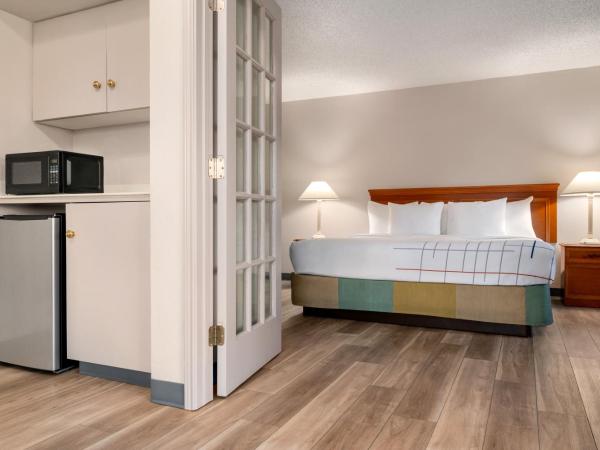 La Quinta Inn by Wyndham Columbus Airport Area : photo 10 de la chambre suite lit king-size – non-fumeurs