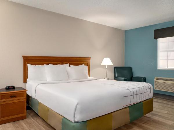 La Quinta Inn by Wyndham Columbus Airport Area : photo 8 de la chambre chambre lit king-size - accessible aux personnes à mobilité réduite