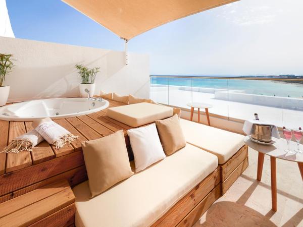 La Badira - Adult Only : photo 7 de la chambre suite avec bain à remous double sur terrasse avec vue sur mer