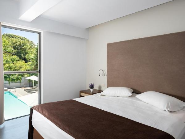 Oktober Downtown Boutique Hotel : photo 1 de la chambre superior double room with pool view - no balcony