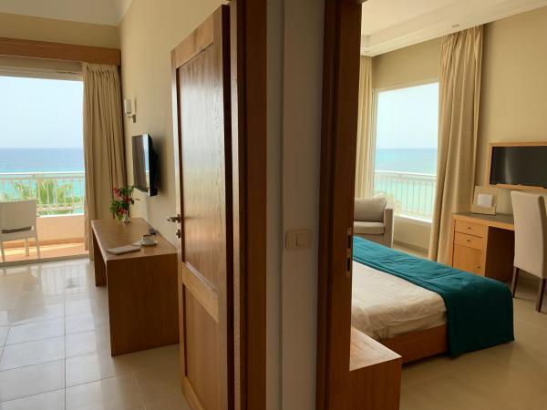Hotel Bel Azur Thalasso & Bungalows : photo 3 de la chambre suite lit king-size - vue sur mer
