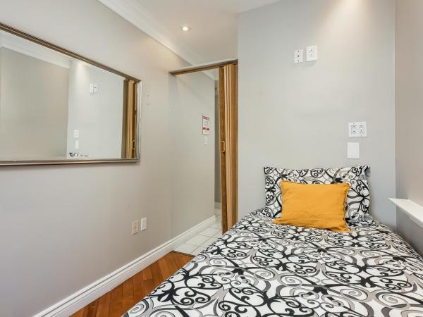 Samesun Montreal Hotel & Hostel : photo 2 de la chambre chambre simple avec salle de bains