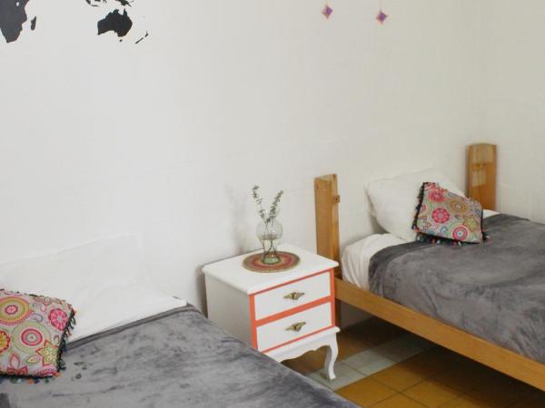 Hostal Casa Colores Adults Only : photo 1 de la chambre chambre triple avec salle de bains commune