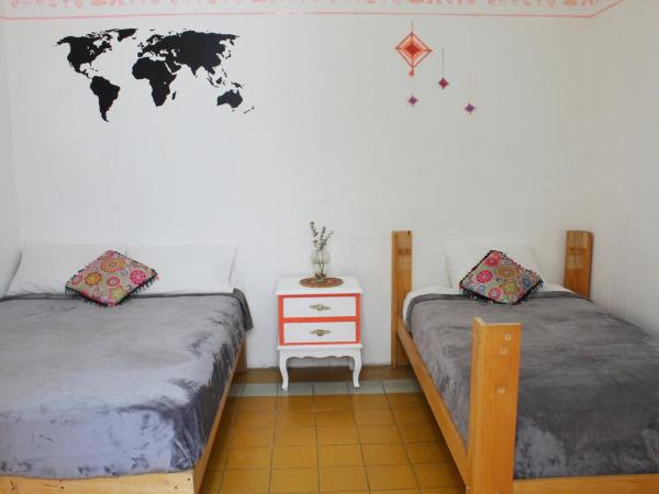 Hostal Casa Colores Adults Only : photo 2 de la chambre chambre triple avec salle de bains commune