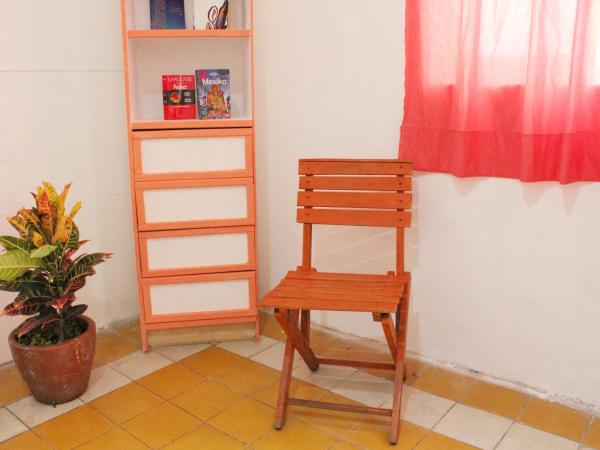 Hostal Casa Colores Adults Only : photo 3 de la chambre chambre triple avec salle de bains commune