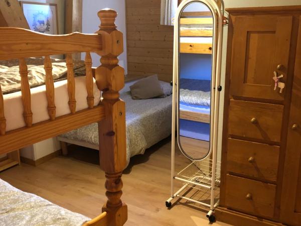 Central Hostel Chatel : photo 2 de la chambre chambre triple avec salle de bains privative