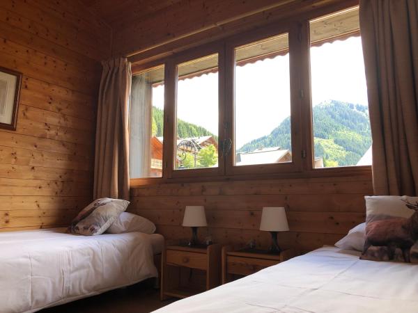 Central Hostel Chatel : photo 8 de la chambre chambre lits jumeaux/double avec salle de bains privative