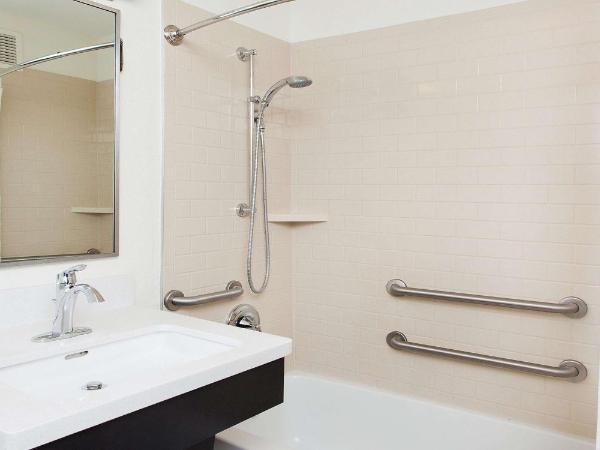 Sonesta Simply Suites Oklahoma City Airport : photo 8 de la chambre suite 1 chambre lit queen-size avec baignoire - accessible aux personnes à mobilité réduite