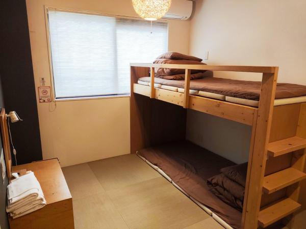 USJに一番近いゲストハウス J-Hoppers Osaka Universal : photo 10 de la chambre chambre avec 1 mezzanine et salle de bains commune