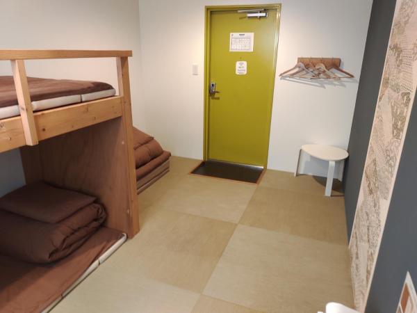 USJに一番近いゲストハウス J-Hoppers Osaka Universal : photo 7 de la chambre chambre avec 1 mezzanine et salle de bains commune