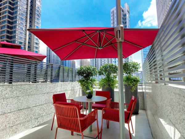 Harbour Plaza Metropolitan Shanghai : photo 2 de la chambre chambre lit king-size deluxe avec terrasse 