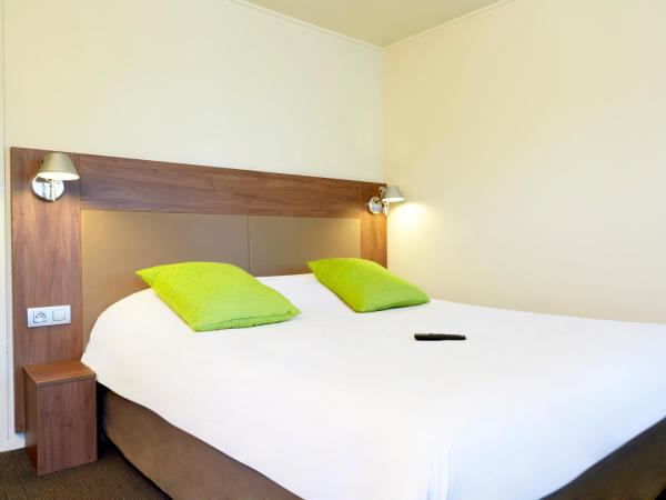 Campanile Orléans Centre Gare : photo 3 de la chambre cet hébergement comporte 2 chambres adjacentes.