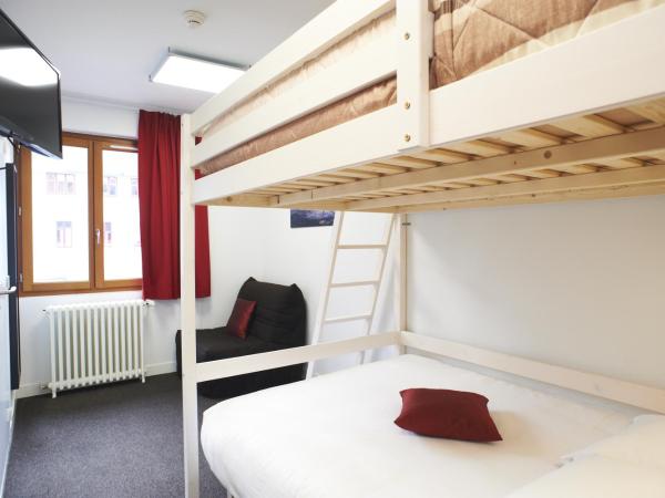 Logis Hotel Chateaubriand : photo 3 de la chambre chambre familiale (4 adultes) 