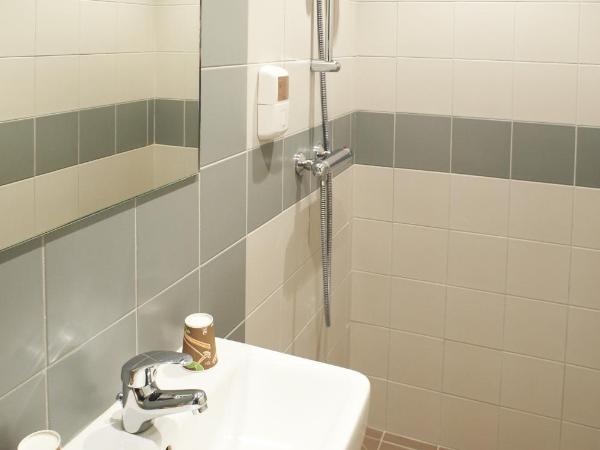 Logis Hotel Chateaubriand : photo 4 de la chambre chambre familiale (4 adultes) 