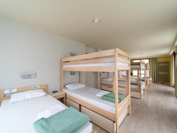 Adveniat Paris : photo 3 de la chambre lits superposés dans dortoir hommes de 8 lits