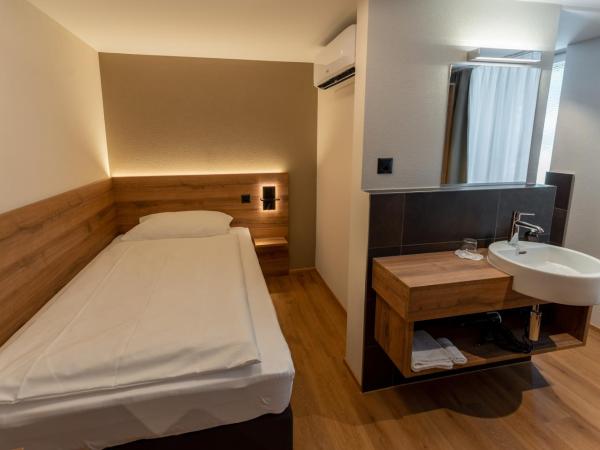 ZIEGELHÜSI Hotel, Stettlen bei Bern : photo 3 de la chambre chambre simple Économique - côté cour