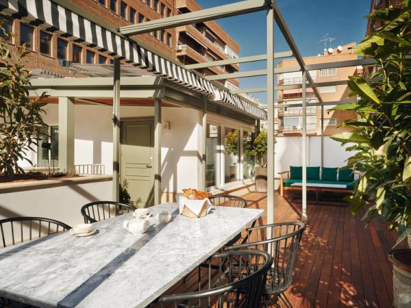 BLESS Hotel Madrid - The Leading Hotels of the World : photo 10 de la chambre villa avec baignoire spa et terrasse