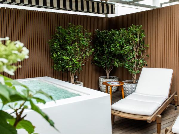 BLESS Hotel Madrid - The Leading Hotels of the World : photo 1 de la chambre villa avec baignoire spa et terrasse