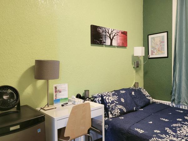 Orange Village Hostel : photo 9 de la chambre chambre double avec salle de bains commune