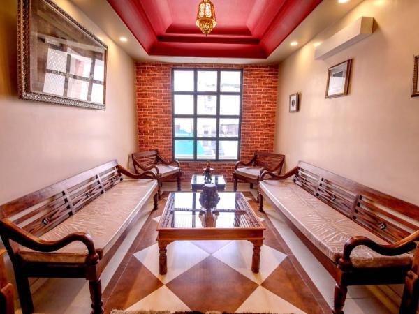 Gems Suites-A Boutique Stay : photo 9 de la chambre chambre double deluxe avec balcon