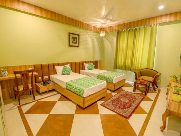 Gems Suites-A Boutique Stay : photo 1 de la chambre chambre lits jumeaux avec balcon