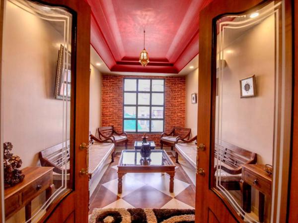 Gems Suites-A Boutique Stay : photo 4 de la chambre chambre lits jumeaux avec balcon