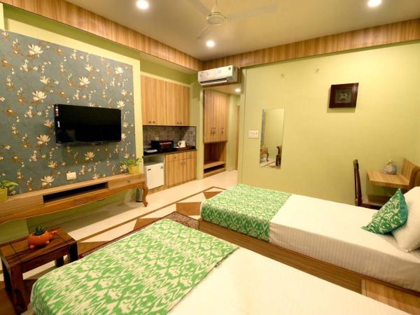 Gems Suites-A Boutique Stay : photo 2 de la chambre chambre lits jumeaux avec balcon