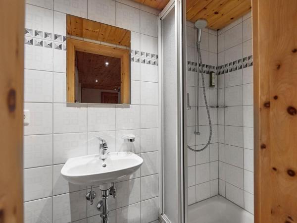 Hotel Stoffel - adults only : photo 5 de la chambre chambre double Économique avec salle de bains extérieure privative.