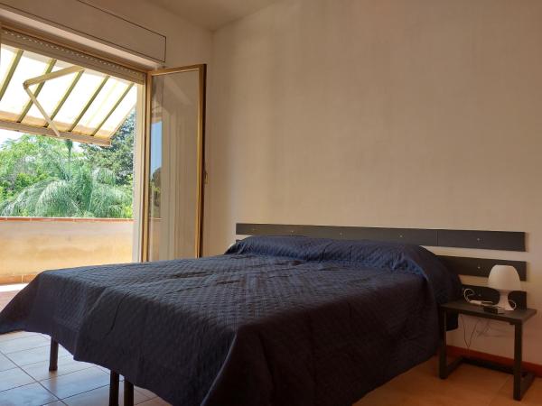 I love Mondello 10 min dal mare a piedi : photo 9 de la chambre chambre double