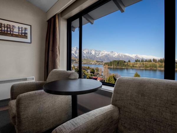 Copthorne Hotel & Resort Lakefront Queenstown : photo 2 de la chambre hébergement supérieur lit king-size - vue sur lac