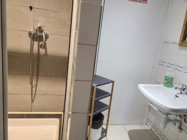 Hotel de la Gare : photo 2 de la chambre chambre lits jumeaux avec salle de bains commune