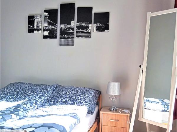 Aurora Apartments : photo 7 de la chambre chambre double avec salle de bains commune