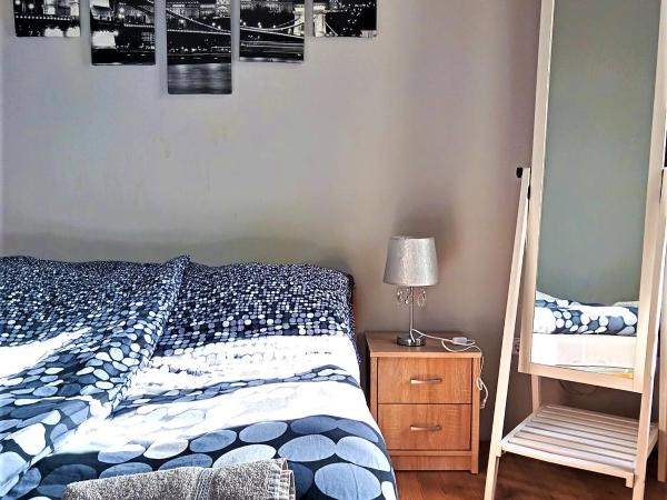 Aurora Apartments : photo 6 de la chambre chambre double avec salle de bains commune