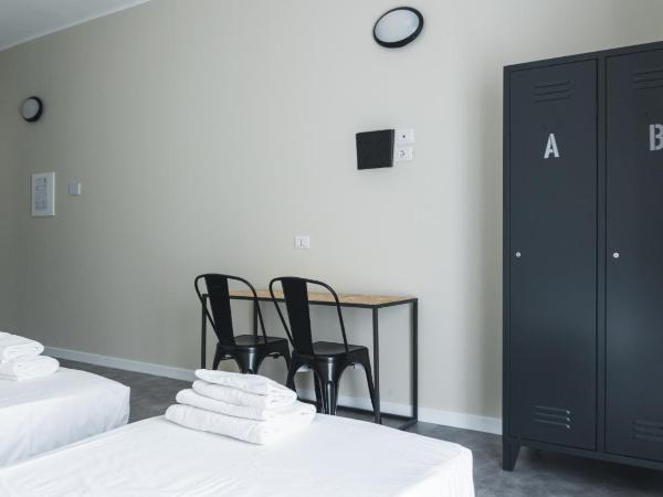 Piccolo Catalunya Hostel : photo 6 de la chambre chambre triple avec balcon