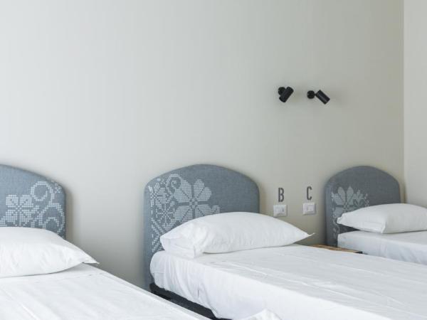 Piccolo Catalunya Hostel : photo 7 de la chambre chambre triple avec balcon