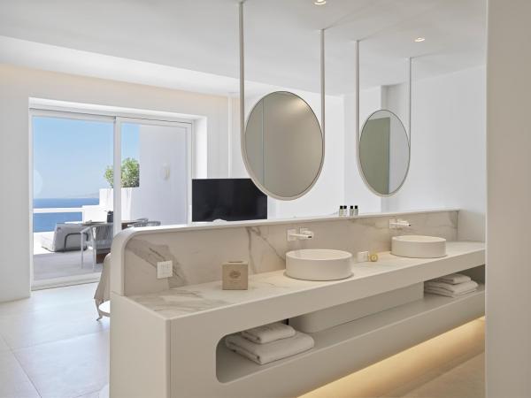 Lovia Mykonos : photo 4 de la chambre suite signature avec bain à remous - vue sur mer