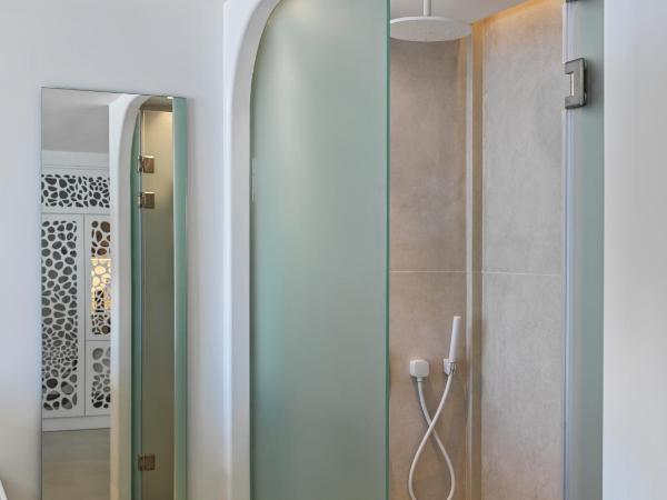 Lovia Mykonos : photo 2 de la chambre suite signature avec bain à remous - vue sur mer