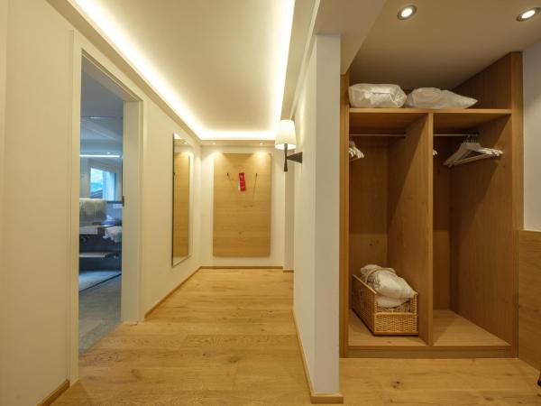 Hotel Bella Vista Zermatt : photo 9 de la chambre suite jardin avec terrasse - vue sur cervin