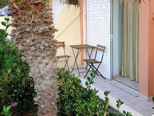 Yms studios : photo 2 de la chambre chambre lits jumeaux standard avec vue sur jardin