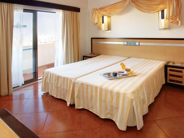 Hotel Apartamento Paraiso De Albufeira : photo 1 de la chambre appartement 2 chambres avec vue sur l'avenue