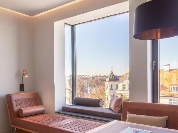 Andaz Munich Schwabinger Tor - a concept by Hyatt : photo 7 de la chambre chambre lit king-size - vue sur ville