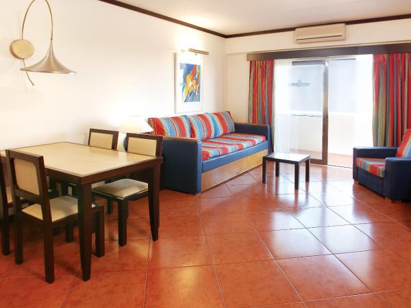 Hotel Apartamento Paraiso De Albufeira : photo 2 de la chambre appartement 2 chambres avec vue sur l'avenue