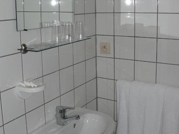 Hôtel Les Acteurs : photo 4 de la chambre chambre triple