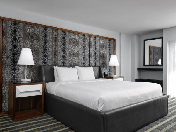 Hotel Arts : photo 2 de la chambre chambre lit king-size de luxe avec balcon