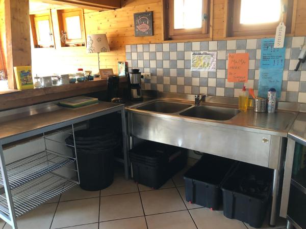 Central Hostel Chatel : photo 2 de la chambre chambre lits jumeaux/double avec salle de bains privative